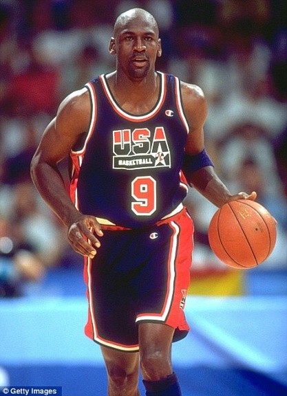 Michael Jordan trong màu áo của đội tuyển bóng rổ nam Hoa Kỳ tại Olympic 1992. Đây là tập thể quy tụ nhiều ngôi sao nhất của bóng rổ thế giới tại Barcelona, và đây cũng là lần đầu tiên Hoa Kỳ cử một đội bóng rổ gồm các cầu thủ chuyên nghiệp đi thi đấu. Jordan trước đó đã đoạt huy chương Vàng Olympic 1984 với tư cách là cầu thủ sinh viên.